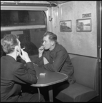 7145 Twee mannen roken sigaret in een coupé van een NS-trein.