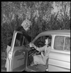 7178 Annie M.G. Schmidt(l) begroet actrice Conny Stuart die in de auto zit.
