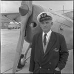 718 De directeur van Flashband Flight, H.A.J. Klusman, voor zijn Fairchild vliegtuig op Luchthaven Rotterdam.