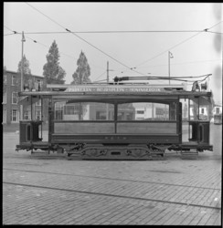 7182-4 Zij-aanzicht historische tram 1 van de RETM, opgesteld bij tramremise Kleiweg.