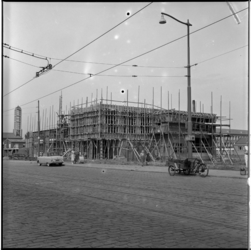 719 Bouw van het Patronaatsgebouw aan de Boezemweg; links op de achtergrond de Nieuwe Oosterkerk.