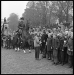7203 Jeugd op de Parkkade en politie te paard in afwachting van de komst van de 'Blauwe Boekanier', een verbeelding van ...