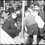 7213 Groepje kinderen van Stichting Kinderbescherming 'De Koepel' luisteren naar een marineman tijdens hun bezoek aan ...