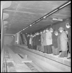 7224-1 Bezoekers staan op een perron van het in aanbouw zijnde ondergrondse metrostation Leuvehaven en bekijken een ...