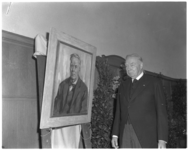 7232 Mr. Karel Paul van der Mandele staat naast een schilderij, waarop zijn portret; gemaakt door Sierk Schröder,