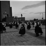 724-1 Sloweense volksdansgroep 'France Marolt' geeft een voorstelling op het Slingeplein bij de Morgensterkerk.