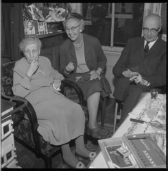 7260 Burgemeestersechtpaar Van Walsum bezoekt de honderdjarige mevrouw Lucia Drecheler-Klijn in haar woning in de ...