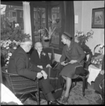 7265 Burgemeestersechtpaar Van Walsum bezoekt 101-jarige mejuffrouw E. Gijzen.