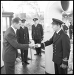 7271-2 Overdracht met mr. J.J. Oyevaar, voorzitter Zeekadettenkorps, van het opnemingsvaartuig van de Koninklijke ...