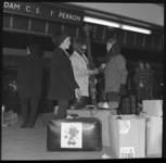 7278 Reizigers van reisorganisatie Roy -met ski's en koffers op perron 1 van Centraal Station- wachten op de trein naar ...