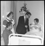 7291 Jean Paul Combee, eerste zoon van het echtpaar Combee-Schmallandt, is de 1000ste baby die in 1964 geboren is in de ...