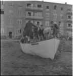 73-2 Spelende kinderen in sloep op speelterrein Bacxstraat.