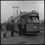 7333 Proefrit nieuwe, dubbelgelede RET-tram; staat op het Weena, in de toegang wethouder H.W. Jettinghoff- achter hem ...