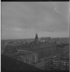 7345-3 Uitzicht vanaf de Laurenstoren richting Meent met gebouw de 'Nederlanden', Haagseveer met Stadstimmerhuis, ...