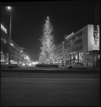 7347 Noorse kerstboom staat op het Stadhuisplein in plaats van voor het stadhuis, in verband met metrobouw. Rechts ...