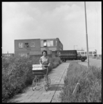 7357-2 Vrouw met kinderwagen wandelt tussen industriepanden in de Spaanse Polder.
