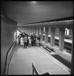 7369 Omwonenden staan op een perron in het in aanbouw zijnde metrostation Leuvehaven.