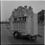 737 Draaiorgel van J.J. Gillet, orgelbouwer, staat op straat.