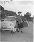 738-1 Bontshow Lya Murris; een mannequin met bontjasje stapt uit Fiat op de Kleiweg.