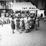 7405-1 Huisvrouwen in de rij voor de ingang van warenhuis Ter Meulen aan de Binnenweg/Binnenwegplein.