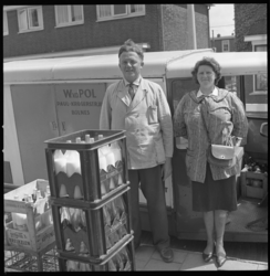 7429 Melkboer W. v.d. Pol met echtgenote voor de melkkar -met motor- in Bolnes.