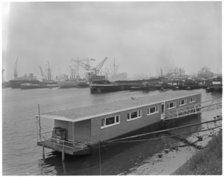 743 Winkelboot in de Waalhaven.