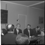 7457 Persconferentie (v. l. nr. re.) commissaris Th. Ardon, en de hoofdinspecteurs F.B.T. Perdijk en K. Huiskamp.