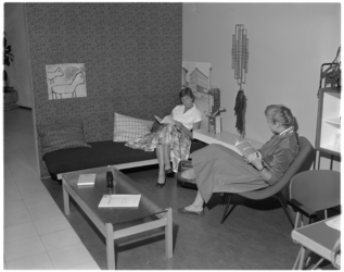 748-1 Twee dames zitten in studiekamer in het Bouwcentrum.