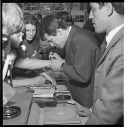 7480-2 Belgische zanger 'Adamo' deelt handtekeningen uit aan fans in de grammofoonplatenzaak Dankers.