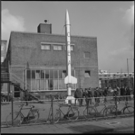 7529 Raket ORBA voor het wijkgebouw 'Brandaris' aan de Adrianalaan/Meidoornsingel in Schiebroek.