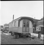 7534-3 Woonwagen van zigeunerfamilie Westhiner staat in Sliedrecht op de rijweg, daarachter een politiebusje.   