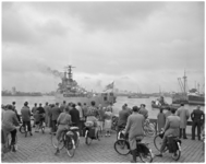 754-2 Publiek op de hoek van de Parkkade en de Parkhaven kijkt naar een Zweeds marineschip dat na een bezoek aan ...