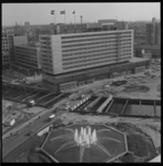7541-1 Stadsgezicht vanaf Shellgebouw richting Hilton Hotel: op de voorgrond de fontein aan het Hofplein, de ...