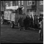 7570-3 Boer uit Flakkee deelt zakjes, gevuld met 2 kilo aardappelen, uit aan inwoners van Rotterdam als protest tegen ...