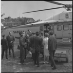 7583-1 Aankomst van de populaire zanger Salvatore Adamo en zangeres Francoise Hardy op Heliport met de SABENA helikopter .
