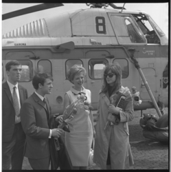 7583-2 Aankomst van de populaire zanger Salvatore Adamo en zangeres Francoise Hardy op Heliport met de SABENA helikopter .