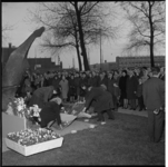 7593-1 Dodenherdenking, bloemen en een vlag leggen bij Marini's beeld 'De Vallende Ruiter' op het Zuidplein.