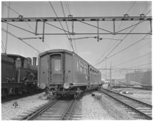 760 Tijdens rangeren op het emplacement van het Centraal Station belandde de trein, door een verkeerde wisselstand, ...
