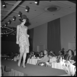 7659 Mannequin showt zomerkleding van Bols-Sac tijdens modeshow in Hilton Hotel.