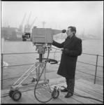 7666-2 Cameraman voor KRO's nieuwsrubriek 'Brandpunt', met studiocamera aan boord van wagenveer, op de Nieuwe Maas.