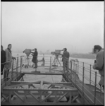 7666-3 Cameramannen, met studiocamera's aan boord van wagenveer, op de Nieuwe Maas tijdens een tv-reportage over de ...