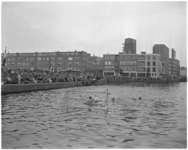 768-2 Waterpolowedstrijd in de Delftsevaart ter hoogte van Haagseveer, en Lombardkade, onder auspiciën van de commissie ...