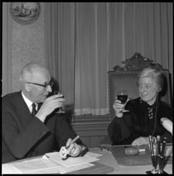 7701-2 Afscheidstournee burgemeester Van Walsum: op de foto wordt een toast uitgebracht met S.M. Krijgsman, voorzitster ...