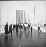 7717 Publiek wandelt op het wegdek van de nieuwe Van Brienenoordbrug, richting omhoogstaande brugklap.