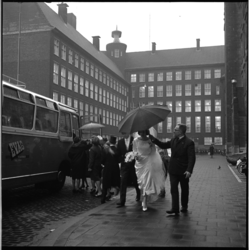 7723-3 Vervangend busvervoerder 'EVAG' parkeert voor bruid en bruidegom op het Doelwater, bij Haagseveer; i.v.m. taxistaking.