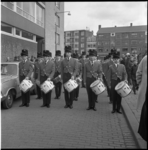 7760 Kralingse tamboer en trompetterkorps 'Euroband', met nieuwe uniformen, staat bij gebouw 'Onésimus' in de ...