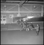 7765-1 Bereden brigade-leden van de politie oefenen met paarden in manege.