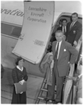 778-1 Voetballer Stanley Matthews op de vliegtuigtrap bij aankomst op Vliegveld Zestienhoven.