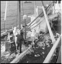 7796-1 IJsafzetting op het dek van een vrachtschip in de haven.