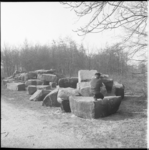 7803 Een rij grote rotsblokken fungeert als speelrots met brokken puin afkomstig van de -door het bombardement in 1940 ...